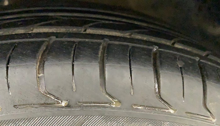 2017 Maruti Baleno DELTA PETROL 1.2, Petrol, Manual, 1,05,428 km, Left Front Tyre Tread