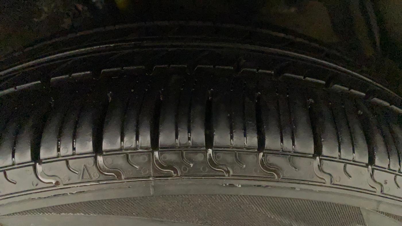 2015 Maruti Ertiga VXI CNG, CNG, Manual, 52,143 km, Right Front Tyre Tread