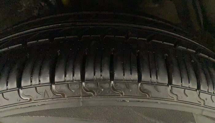 2015 Maruti Ertiga VXI CNG, CNG, Manual, 52,143 km, Right Front Tyre Tread