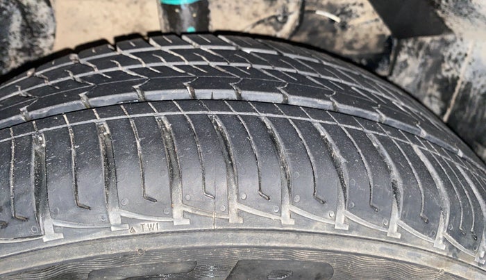 2016 Maruti Vitara Brezza LDI (O), Diesel, Manual, 72,775 km, Right Front Tyre Tread