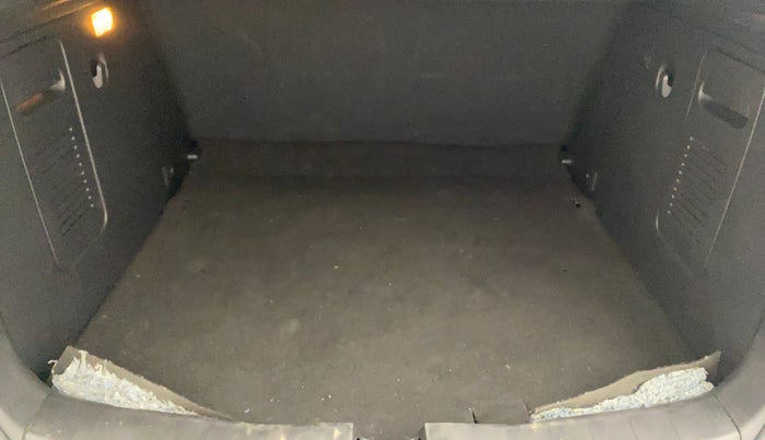 2019 Nissan Kicks XL 1.5, Petrol, Manual, 72,696 km, Boot Inside