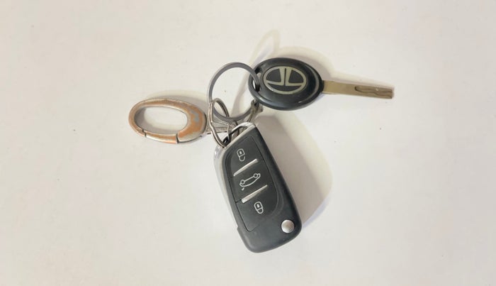 2020 Tata Tiago XE 1.2 REVOTRON, CNG, Manual, 83,130 km, Key Close Up