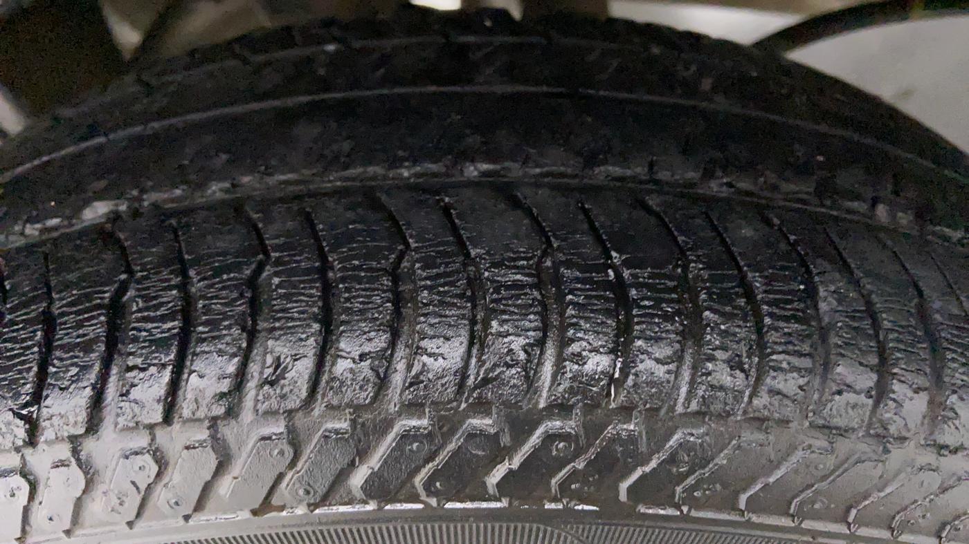 2015 Maruti Alto K10 VXI P, Petrol, Manual, 27,150 km, Left Front Tyre Tread