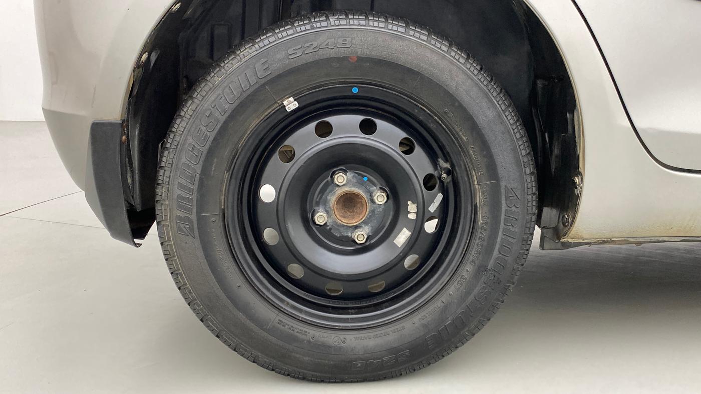 2014 Maruti Swift VXI, Petrol, Manual, 33,841 km, Right Rear Wheel