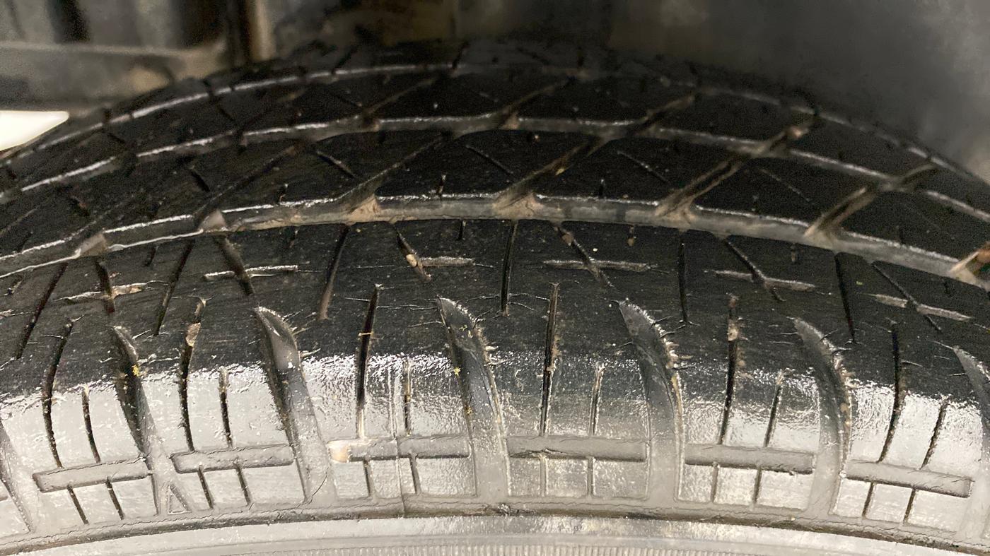 2014 Maruti Swift VXI, Petrol, Manual, 33,841 km, Right Rear Tyre Tread