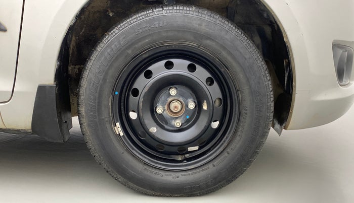 2014 Maruti Swift VXI, Petrol, Manual, 33,841 km, Right Front Wheel
