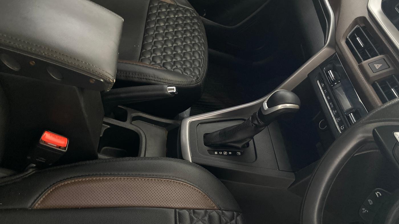 2023 Maruti BREZZA ZXI AT SMART HYBRID, Petrol, Automatic, 23,891 km, Gear Lever