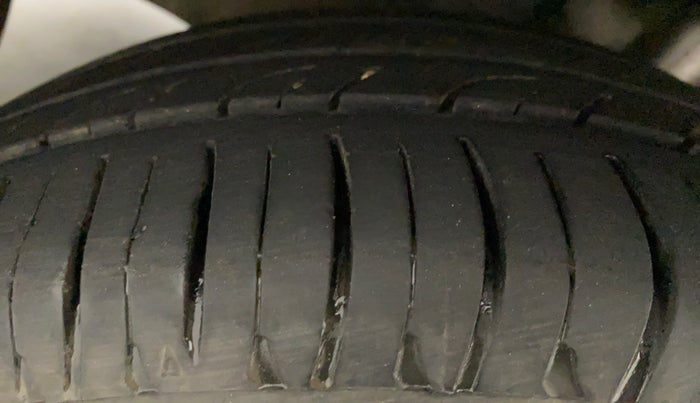 2011 Toyota Etios V, Petrol, Manual, 97,474 km, Left Front Tyre Tread