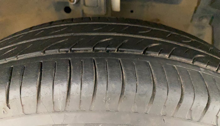 2014 Maruti Swift Dzire VXI, Petrol, Manual, 59,904 km, Right Front Tyre Tread