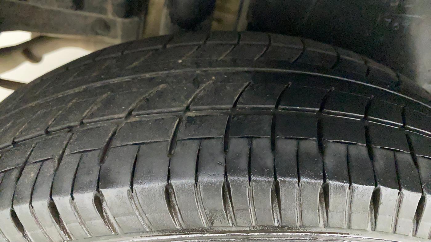 2017 Maruti Swift VXI, Petrol, Manual, 76,039 km, Right Rear Tyre Tread