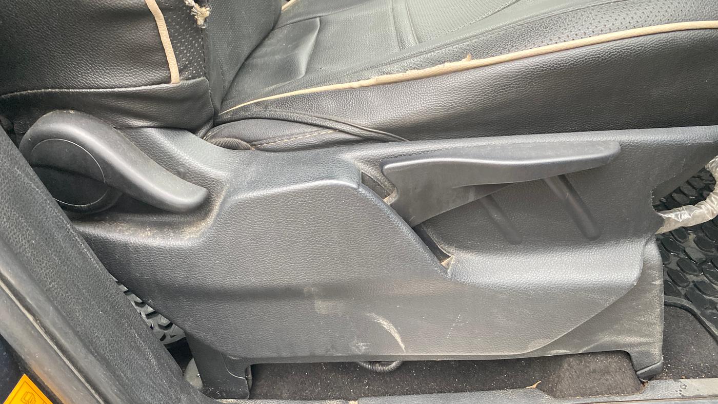 2017 Tata Hexa XT 4X2 7 STR, Diesel, Manual, 1,02,883 km, Driver Side Adjustment Panel