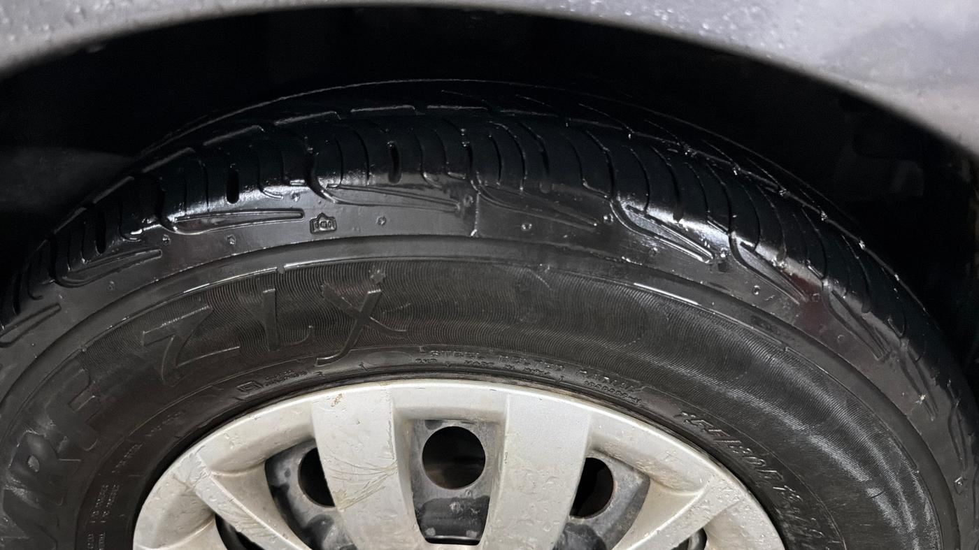 2014 Hyundai i10 SPORTZ 1.1, Petrol, Manual, 48,101 km, Right Front Tyre Tread