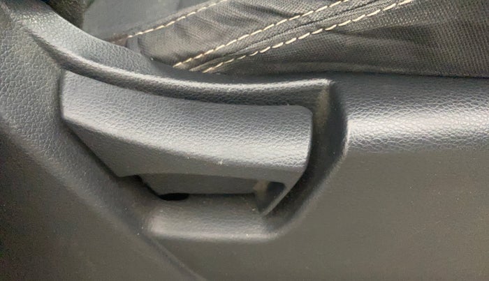 2021 Mahindra XUV300 W6 1.2 PETROL AMT, Petrol, Automatic, 59,831 km, Driver Side Adjustment Panel