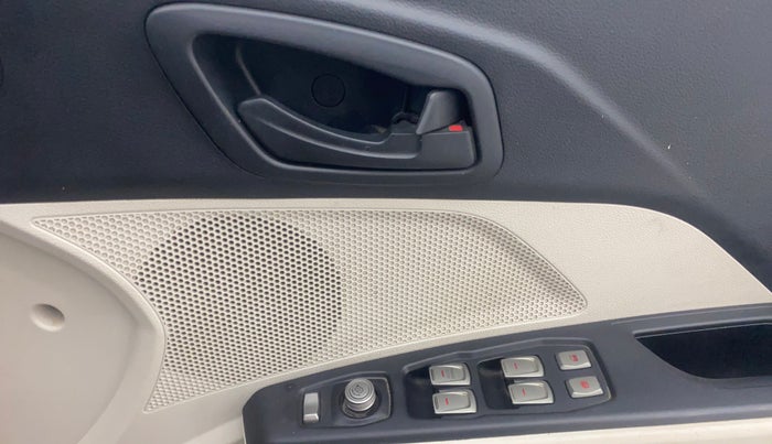 2021 Mahindra XUV300 W6 1.2 PETROL AMT, Petrol, Automatic, 59,831 km, Driver Side Door Panels Control