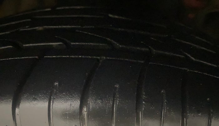 2021 Mahindra XUV300 W6 1.2 PETROL AMT, Petrol, Automatic, 59,831 km, Right Front Tyre Tread