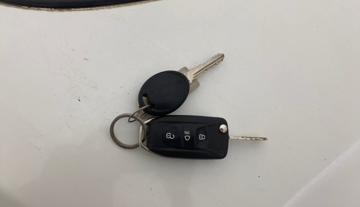 2016 Tata Tiago XT PETROL, Petrol, Manual, 55,189 km, Key Close Up