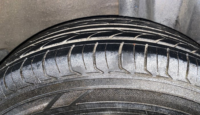 2013 Maruti Ritz VXI, Petrol, Manual, 32,592 km, Left Rear Tyre Tread