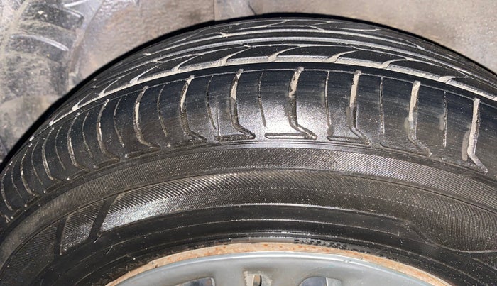 2013 Maruti Ritz VXI, Petrol, Manual, 32,592 km, Right Rear Tyre Tread