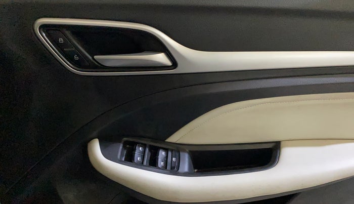 2024 MG ASTOR Sprint 1.5 MT (Ivory), Petrol, Manual, 24,544 km, Driver Side Door Panels Control