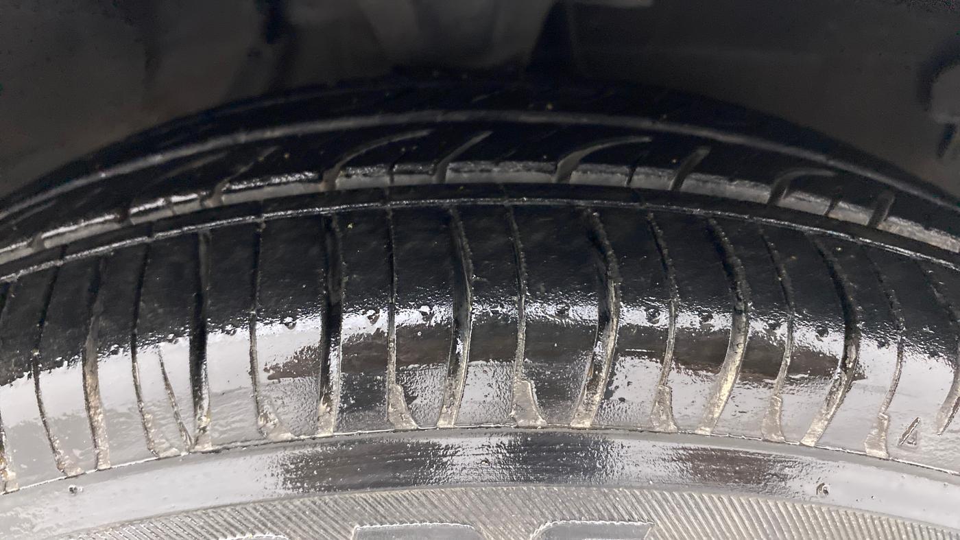 2013 Hyundai i10 MAGNA 1.1, Petrol, Manual, 75,546 km, Right Front Tyre Tread