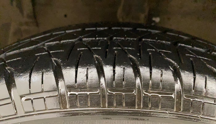 2015 Maruti Swift Dzire VXI, Petrol, Manual, 83,228 km, Left Front Tyre Tread