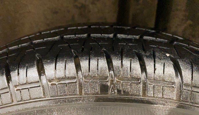 2015 Maruti Swift Dzire VXI, Petrol, Manual, 83,228 km, Left Rear Tyre Tread