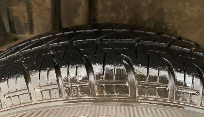 2015 Maruti Swift Dzire VXI, Petrol, Manual, 83,228 km, Right Rear Tyre Tread