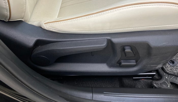 2025 Hyundai Verna SX(O) 1.5 MPI IVT , Petrol, Automatic, 5,455 km, Driver Side Adjustment Panel