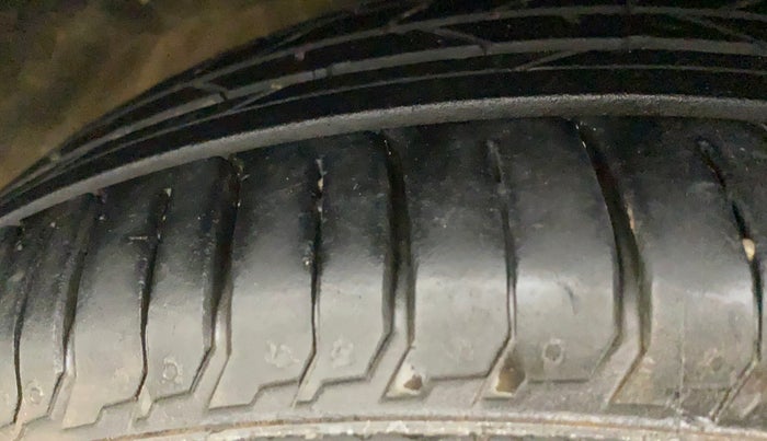 2015 Maruti Ciaz ZXI+, Petrol, Manual, 1,08,958 km, Right Front Tyre Tread