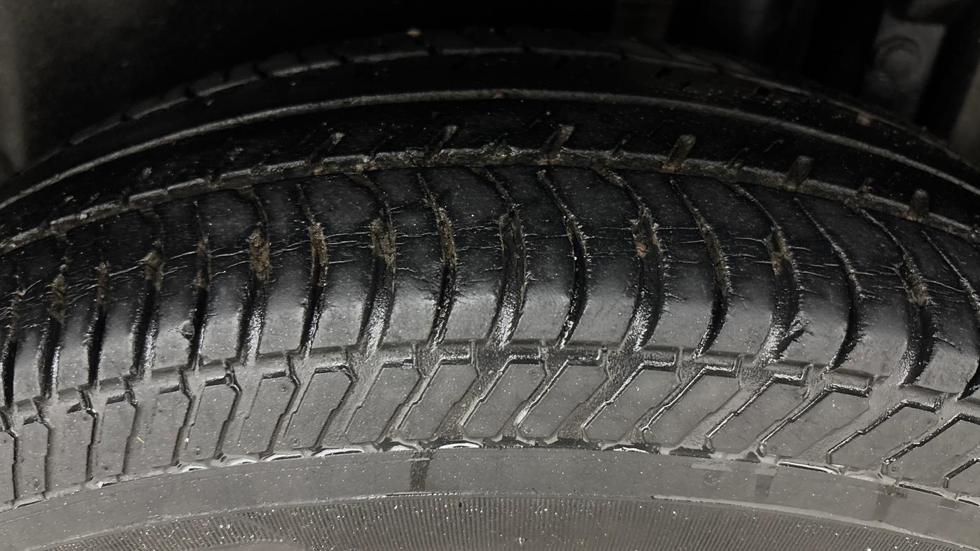 2016 Maruti Swift VXI, Petrol, Manual, 42,472 km, Left Rear Tyre Tread