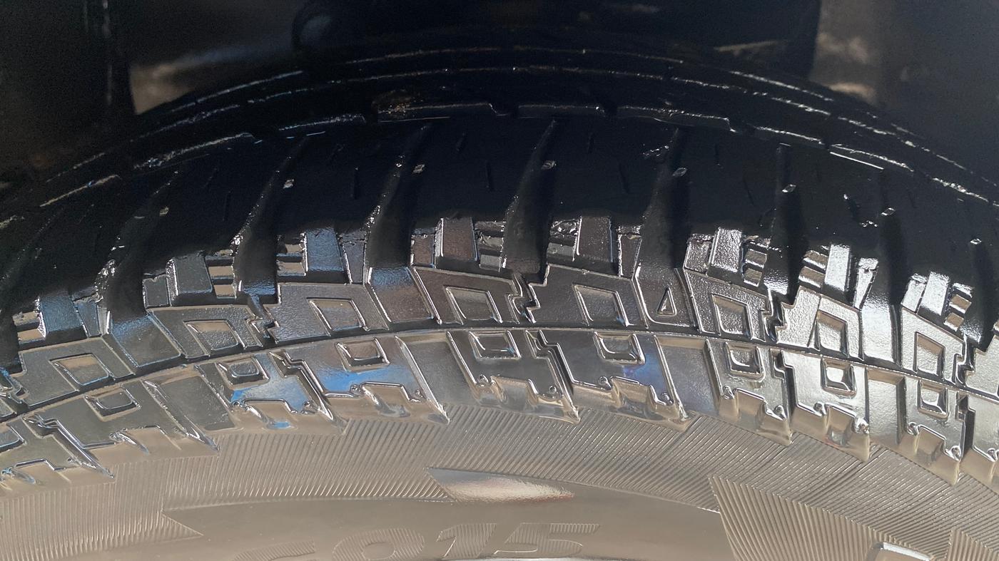 2018 Tata Hexa XMA 4X2 7 STR, Diesel, Automatic, 86,335 km, Right Front Tyre Tread