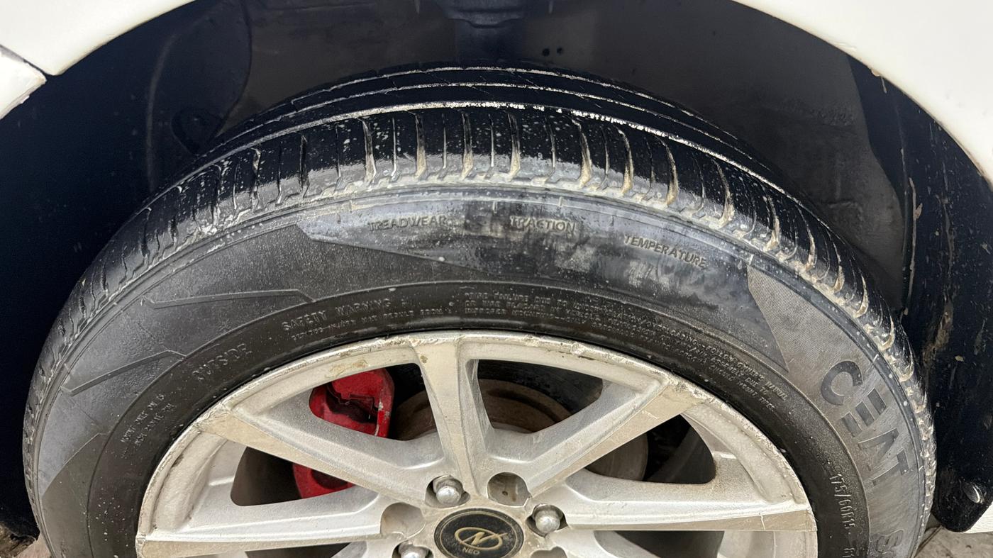 2017 Hyundai Grand i10 MAGNA 1.2 KAPPA VTVT, CNG, Manual, 48,661 km, Left Front Tyre Tread