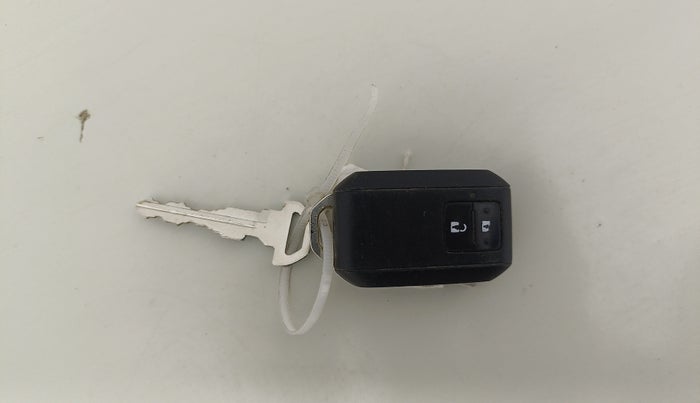 2020 Toyota Glanza V, Petrol, Manual, 91,474 km, Key Close Up