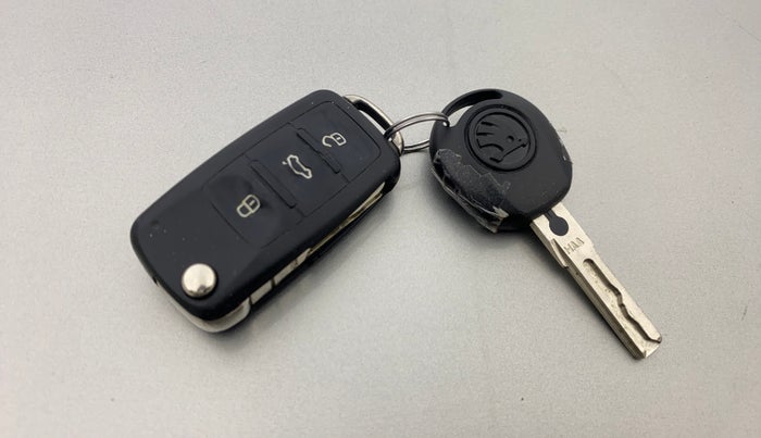 2015 Skoda Rapid 1.5 TDI CR ELEGANCE PLUS AT, Diesel, Automatic, 1,07,021 km, Key Close Up