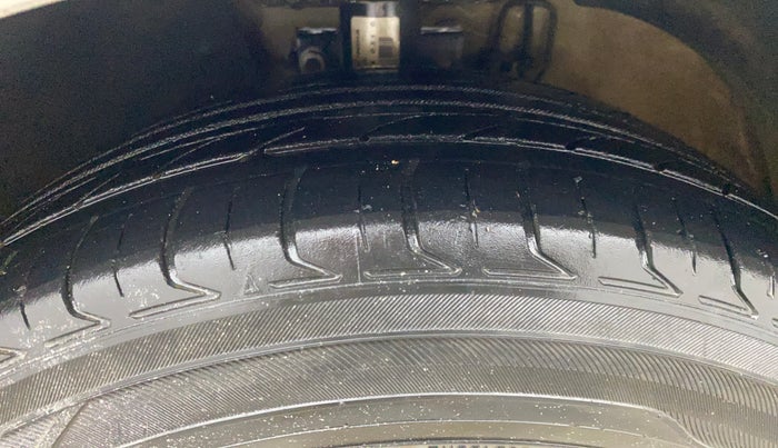 2015 Skoda Rapid 1.5 TDI CR ELEGANCE PLUS AT, Diesel, Automatic, 1,07,021 km, Left Front Tyre Tread