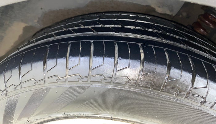 2017 Hyundai Creta SX PLUS 1.6 PETROL, CNG, Manual, 1,37,686 km, Left Rear Tyre Tread