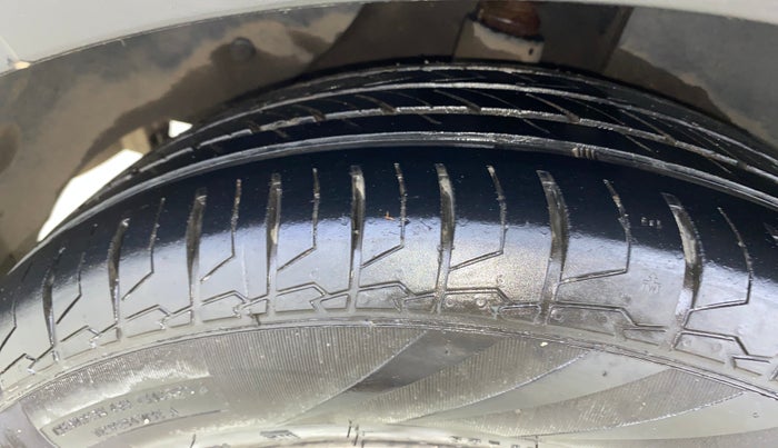 2017 Hyundai Creta SX PLUS 1.6 PETROL, CNG, Manual, 1,37,686 km, Right Rear Tyre Tread