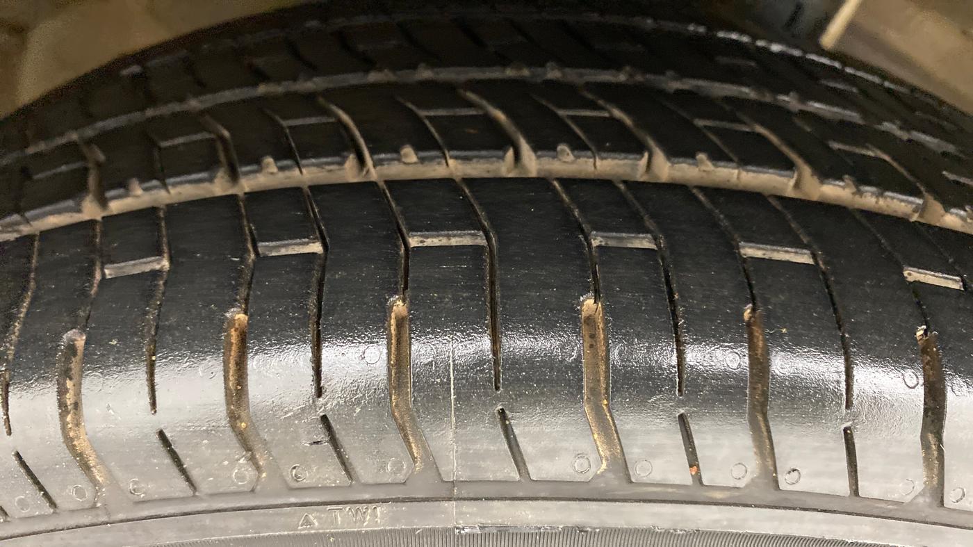 2013 Maruti Ertiga ZXI, Petrol, Manual, 1,05,946 km, Right Front Tyre Tread