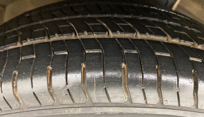 2013 Maruti Ertiga ZXI, Petrol, Manual, 1,05,946 km, Right Front Tyre Tread