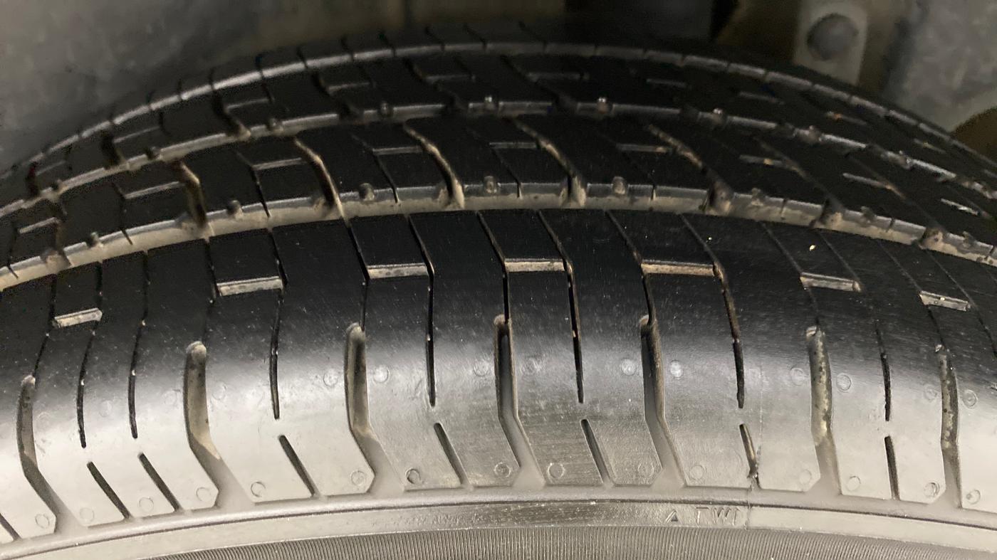 2013 Maruti Ertiga ZXI, Petrol, Manual, 1,05,946 km, Left Rear Tyre Tread