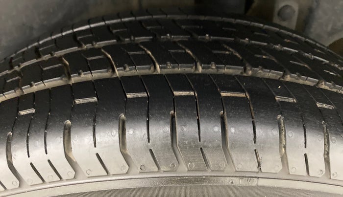 2013 Maruti Ertiga ZXI, Petrol, Manual, 1,05,946 km, Left Rear Tyre Tread