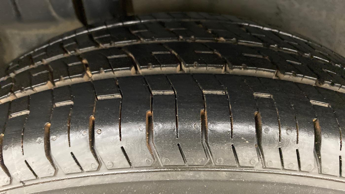 2013 Maruti Ertiga ZXI, Petrol, Manual, 1,05,946 km, Right Rear Tyre Tread