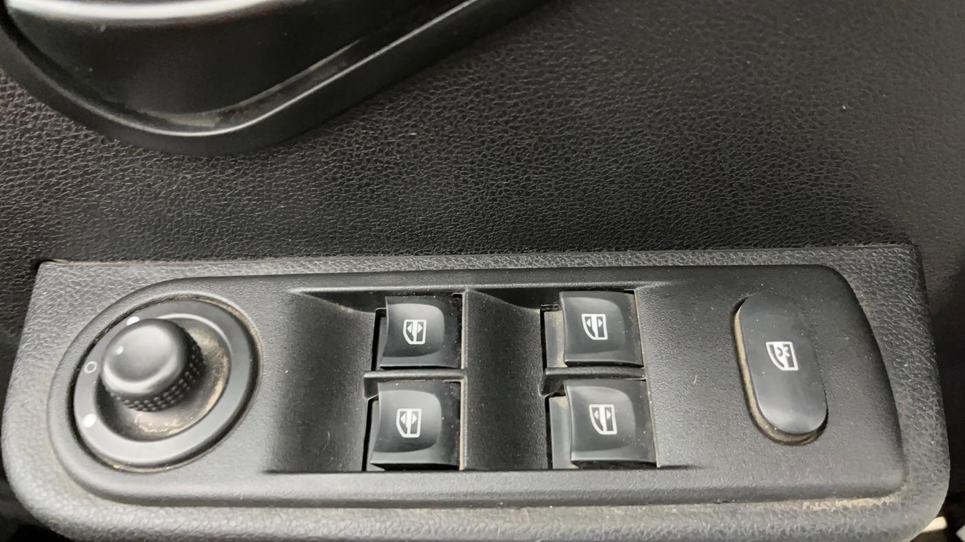 2020 Renault Duster RXS 1.5 PETROL MT, Petrol, Manual, 1,14,302 km, Driver Side Door Panels Control
