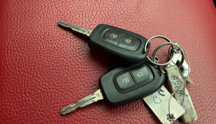 2020 Renault Duster RXS 1.5 PETROL MT, Petrol, Manual, 1,14,302 km, Key Close Up