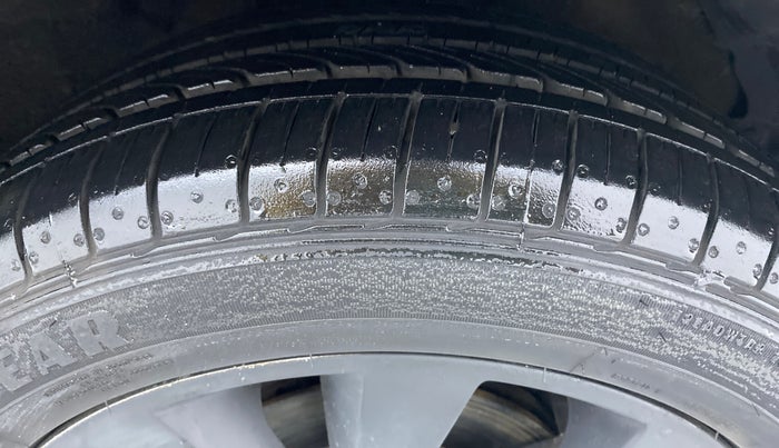 2013 Hyundai Verna FLUIDIC 1.6 SX VTVT, Petrol, Manual, 68,162 km, Right Front Tyre Tread