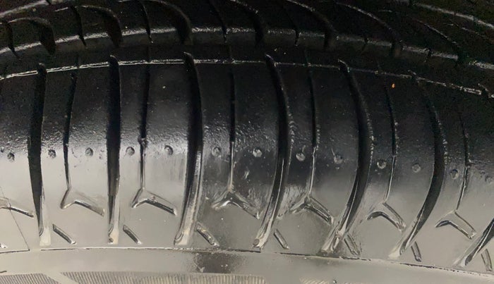 2012 Maruti A Star VXI, Petrol, Manual, 29,389 km, Right Front Tyre Tread