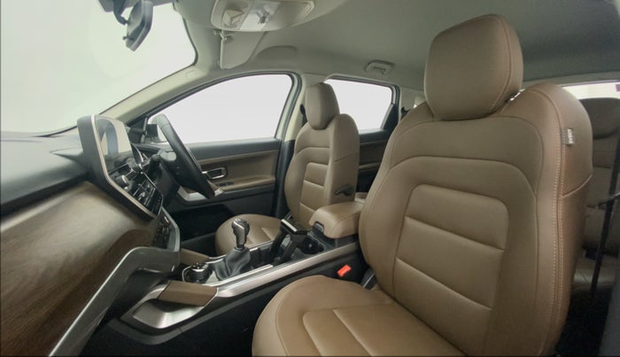 2019 Tata Harrier XZ 2.0L DUAL TONE, Diesel, Manual, 32,810 km, Right Side Front Door Cabin