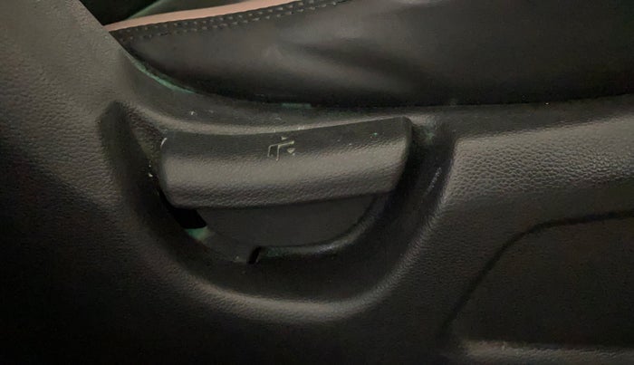 2015 Hyundai Elite i20 MAGNA 1.2, Petrol, Manual, 1,03,806 km, Driver Side Adjustment Panel