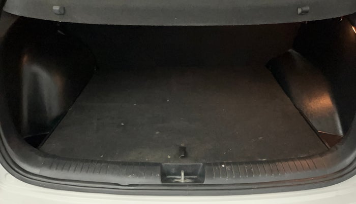 2017 Hyundai Creta SX PLUS 1.6 PETROL, Petrol, Manual, 82,070 km, Boot Inside