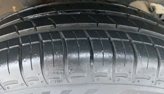 2016 Toyota Etios Liva D 4D VD, Diesel, Manual, 74,235 km, Right Rear Tyre Tread